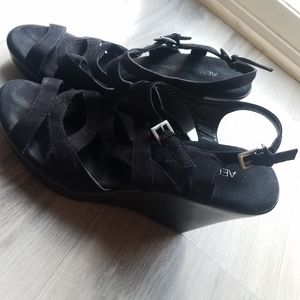 4in Black strappy wedge